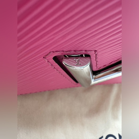 Louis Vuitton a small pink bag, looks like a new! 🩷 - Picture 10 of 15